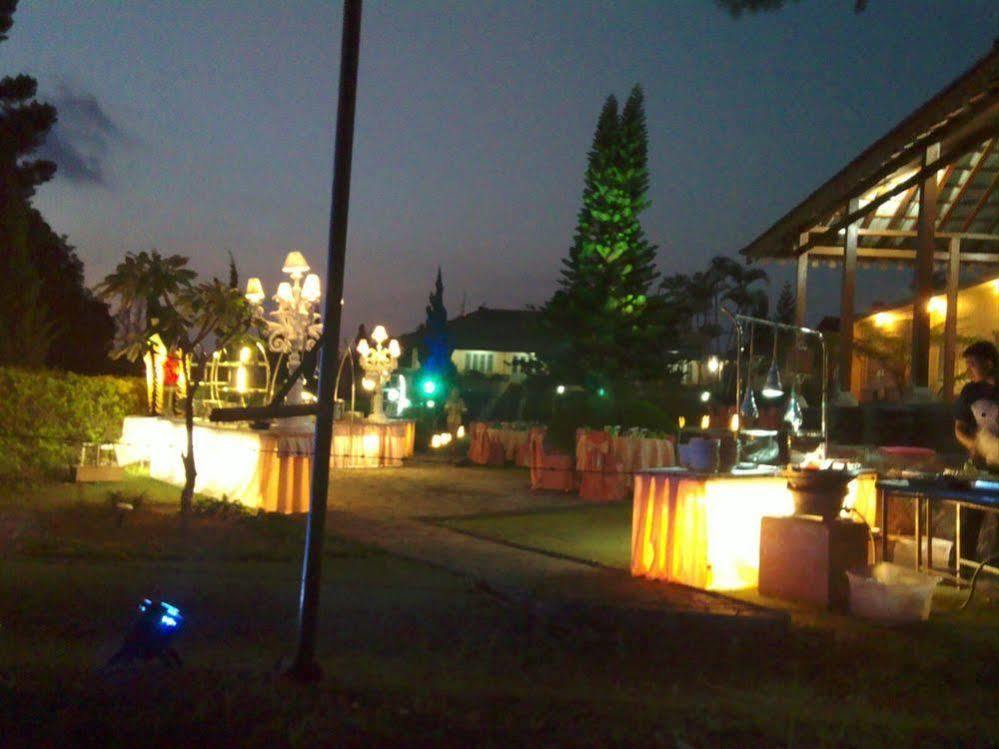 Hotel Indah Palace Tawangmangu Exteriör bild
